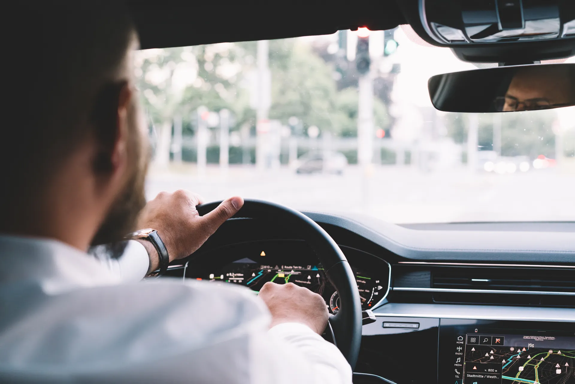 Conducteur CDP69 au volant d'un autocar, vue depuis l'arrière du véhicule