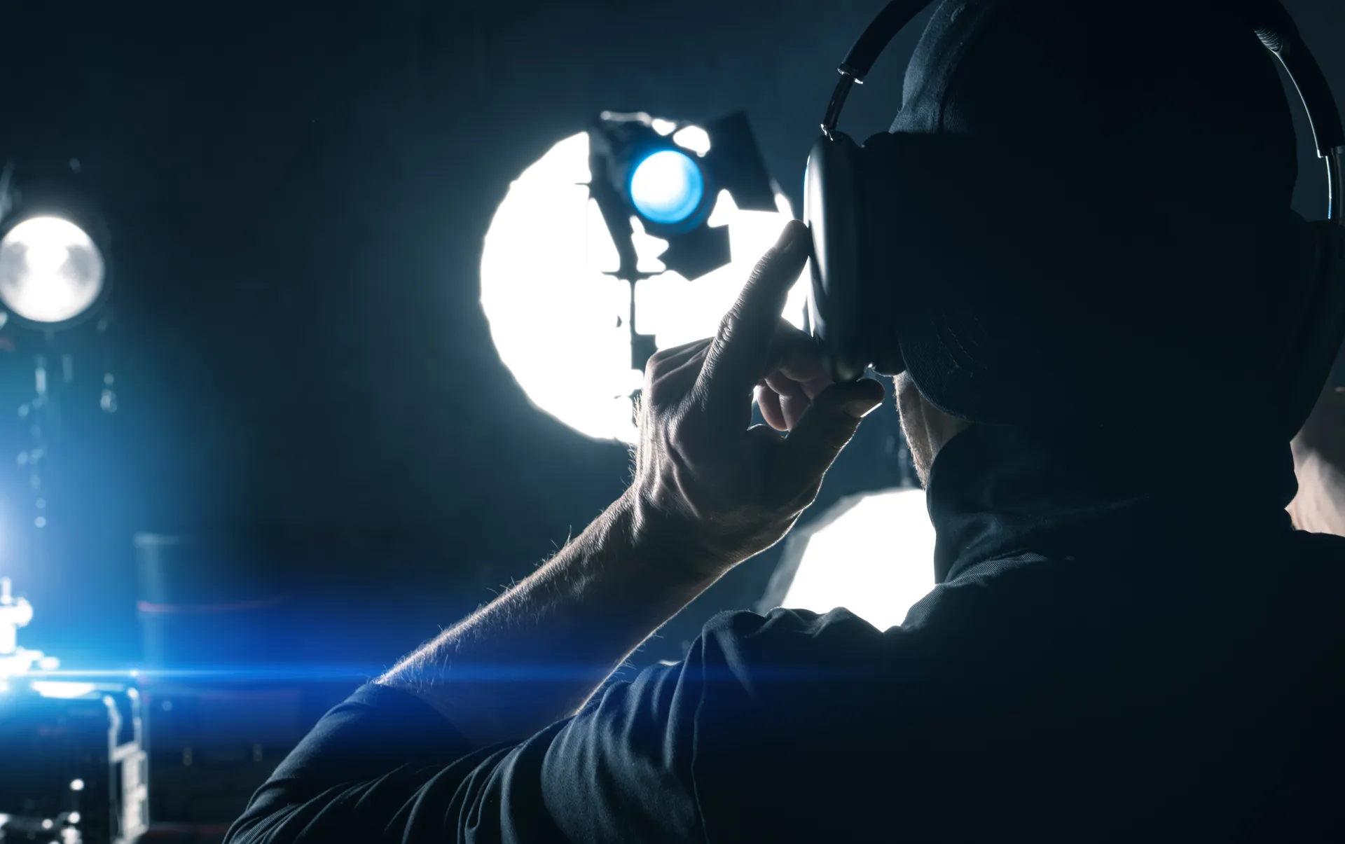 Technicien lumière sur une scène de festival