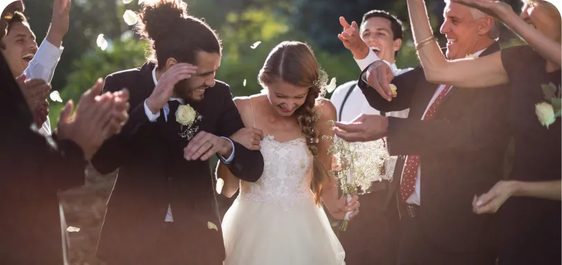 Cortège de mariage en autocar décoré